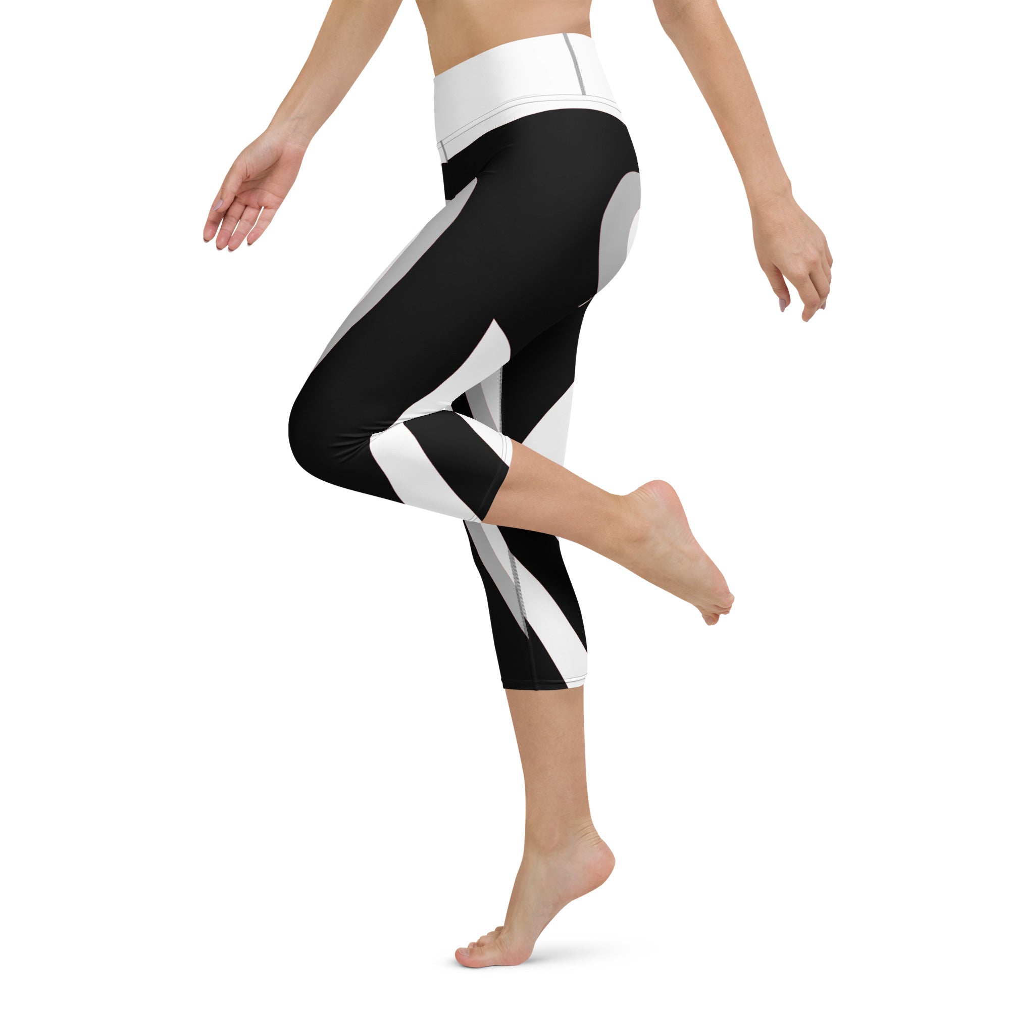 Black & White Heart Shaped Tunnel Yoga Capris